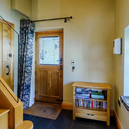 1 Bed In Village Llh18